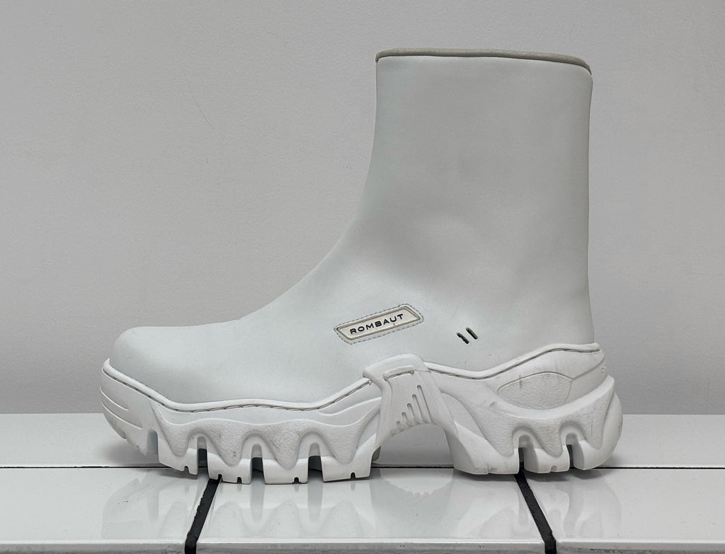 PRE-OWNED CHELSEA WHITE