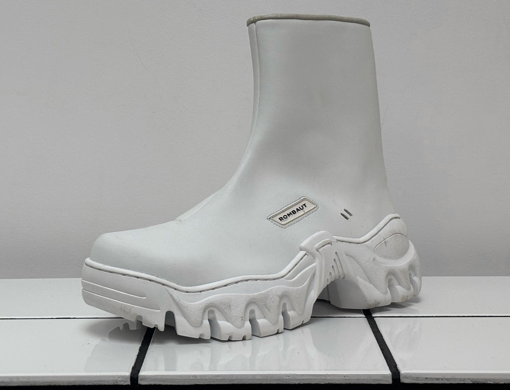 PRE-OWNED CHELSEA WHITE